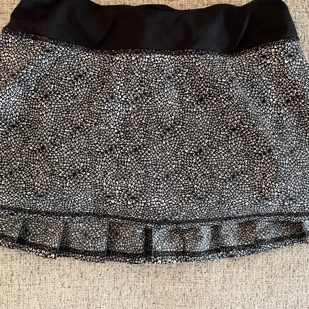 black and white floral pattern lulu pleated skirt